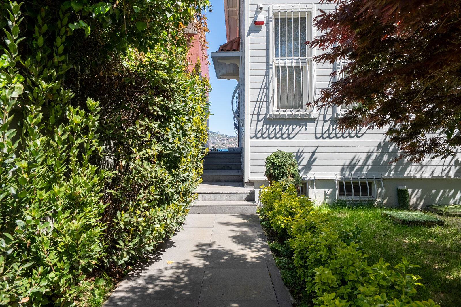 Garden path beside the yalı