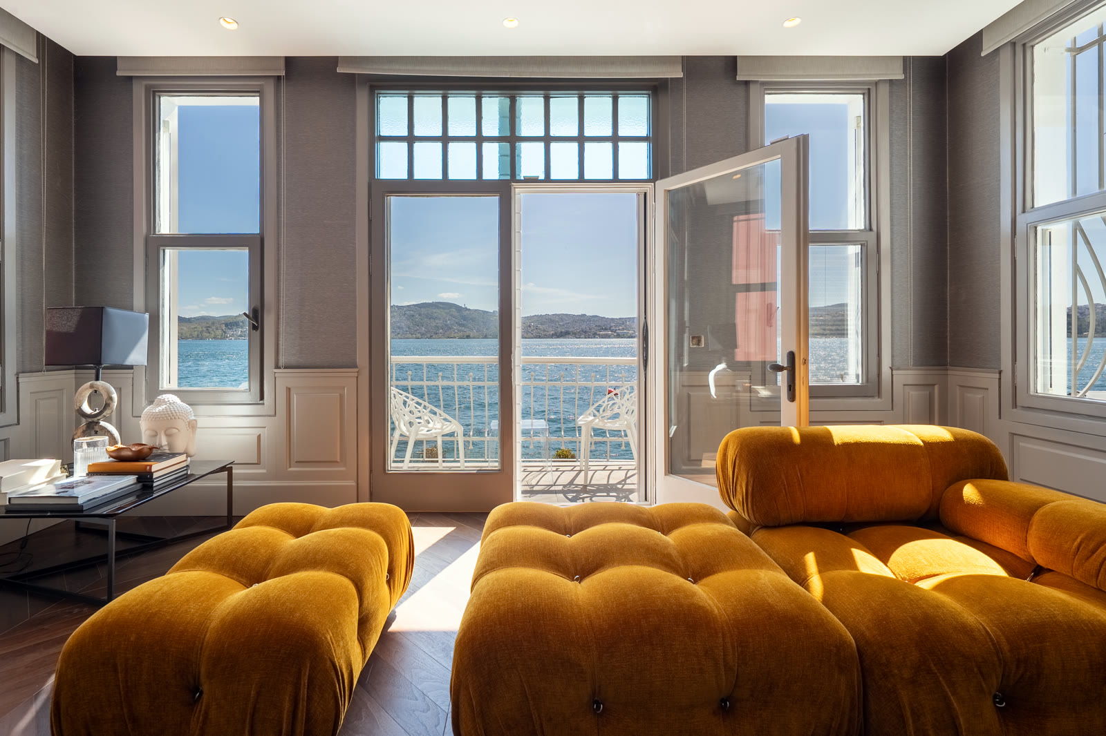 Salon opening to the Bosphorus