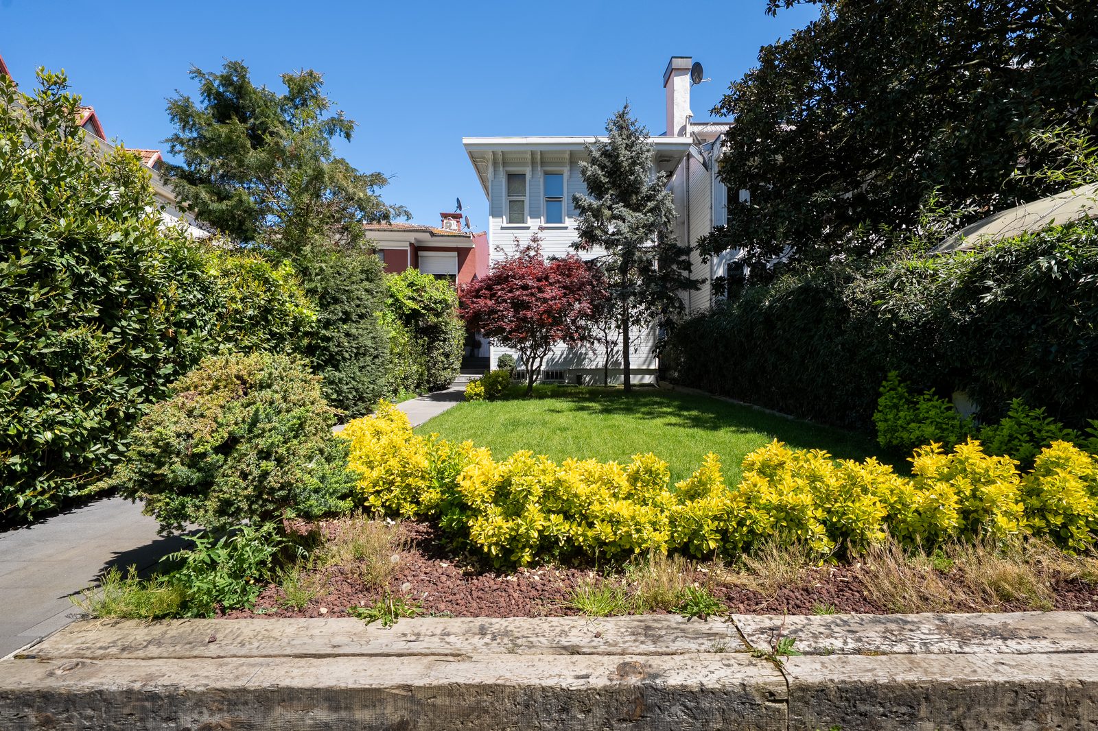Garden of Eva Bosphora with the yalı behind